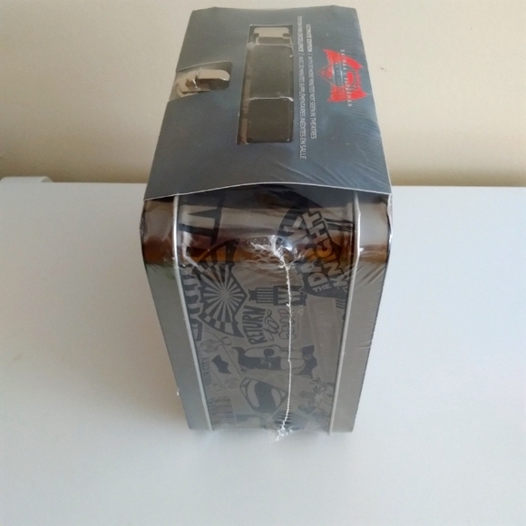 Batman VS Superman DVD, Blu-ray, Digital HD Special Edition Metal Lunch Box! - Picture 4 of 8